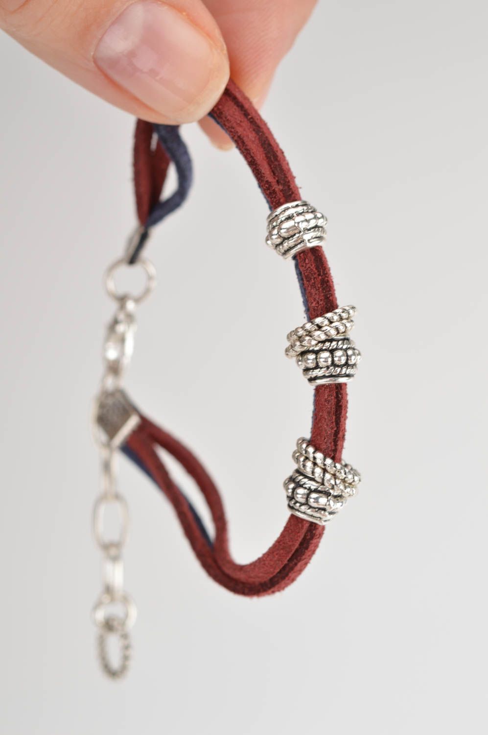 Bracelet fait main en lacets de daim avec éléments métalliques bleu bordeaux photo 3