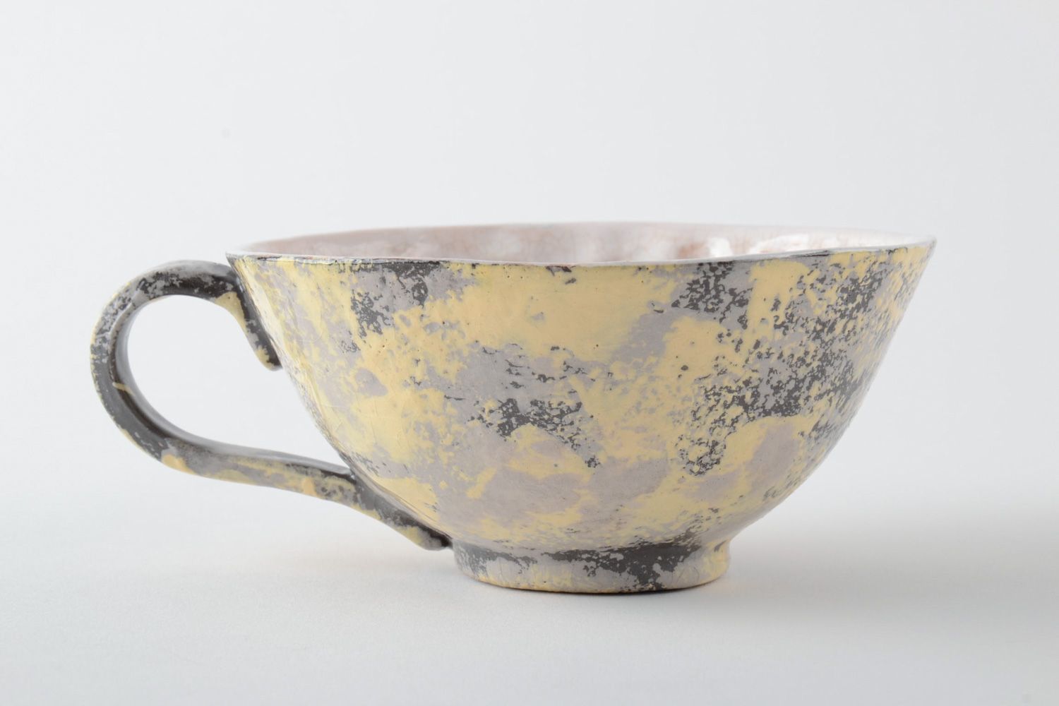 Handmade keramische Tasse mit Bemalung und mit Glasur bedeckt aus natürlichem Ton  foto 2