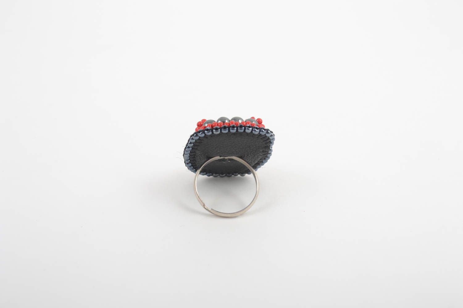 Кольцо ручной работы украшение из бисера красивое кольцо с бусинами под коралл фото 3