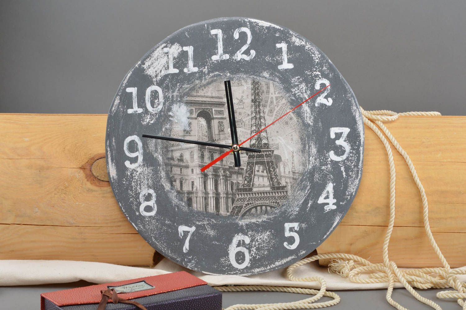 Часы в технике декупаж из ДСП круглые ручной работы с изображением Парижа фото 1