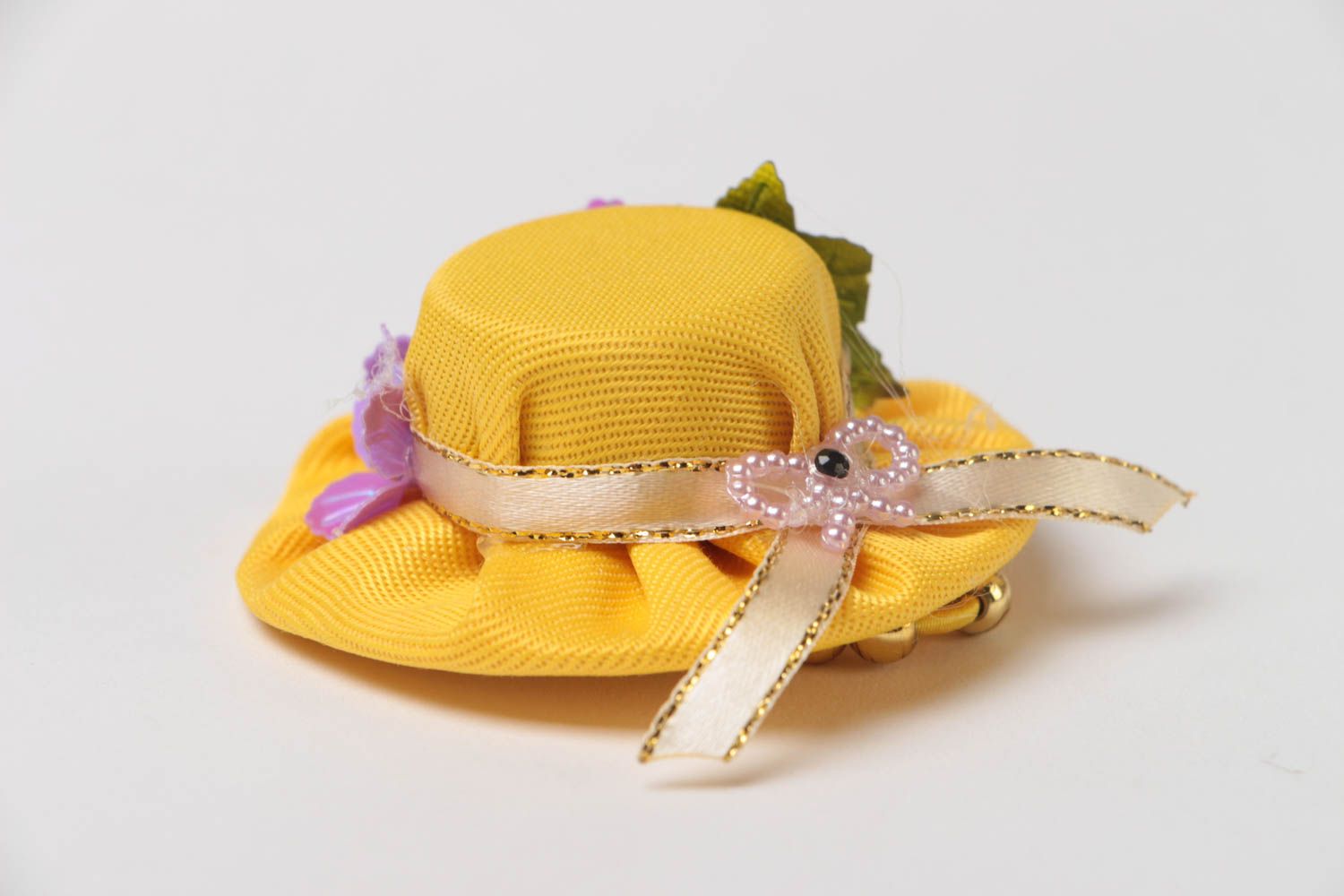 Яркая детская тканевая резинка для волос в виде желтой шляпки ручной работы фото 2