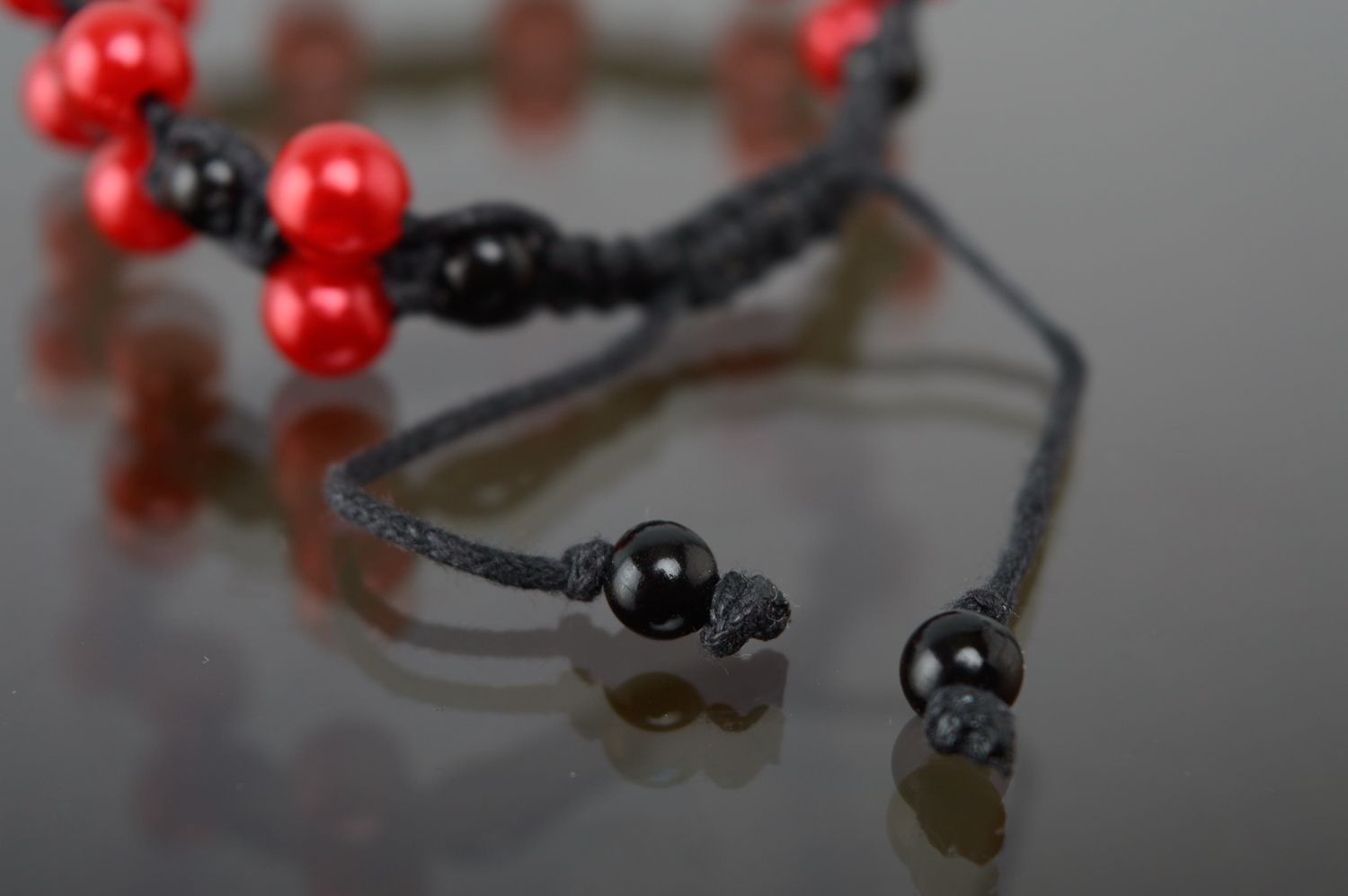 Bracelet en macramé en lacet ciré et perles noires et rouges fait main femme photo 4