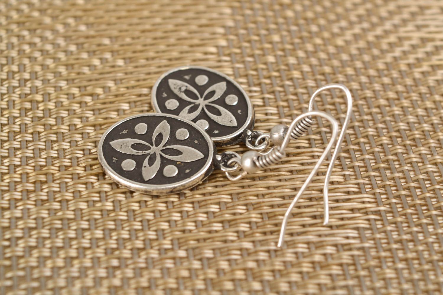 Oval metal earrings with pattern photo 1