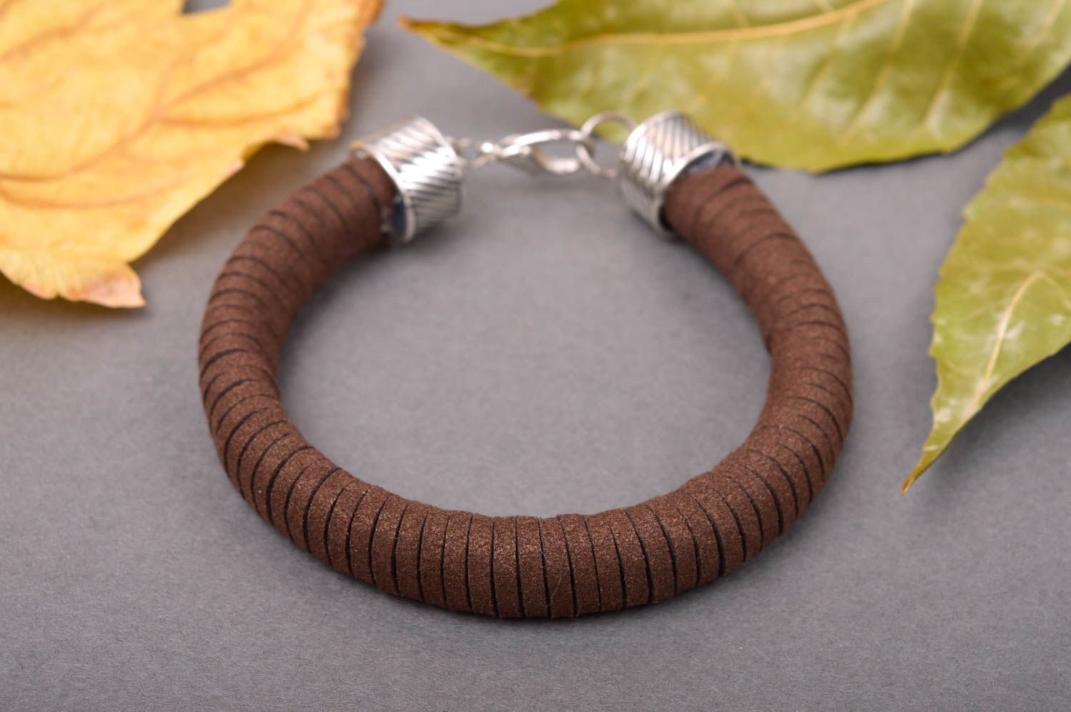 Кожаный браслет украшение ручной работы коричневое аксессуар из кожи стильный фото 1