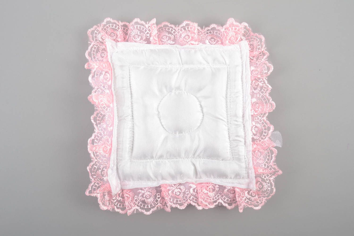 Свадебная подушечка для колец белая с розовым красивая пышная ручной работы фото 2