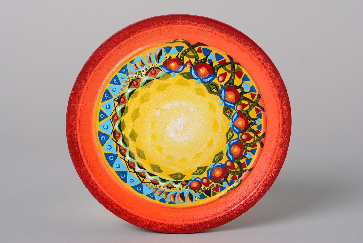 Декоративная тарелка из дерева с яркой росписью красивая небольшая ручной работы фото 1
