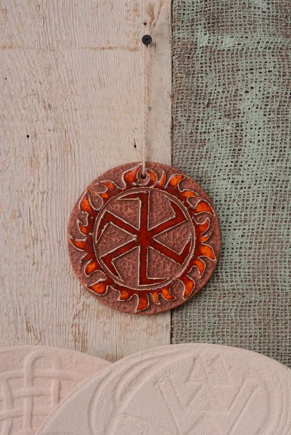 Prato decorativo talismã eslavo feito à mão de argila para decoração do interior em estilo étnico Grozovik foto 3
