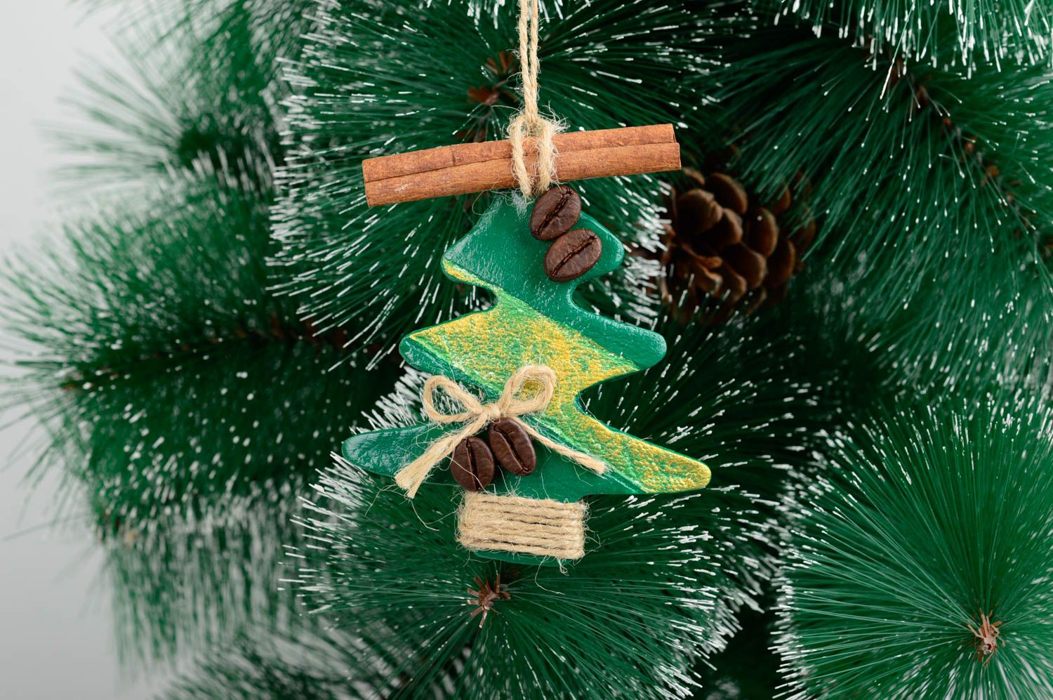 Игрушка на елку handmade декор для дома игрушка из глины расписная Елка зеленая фото 1
