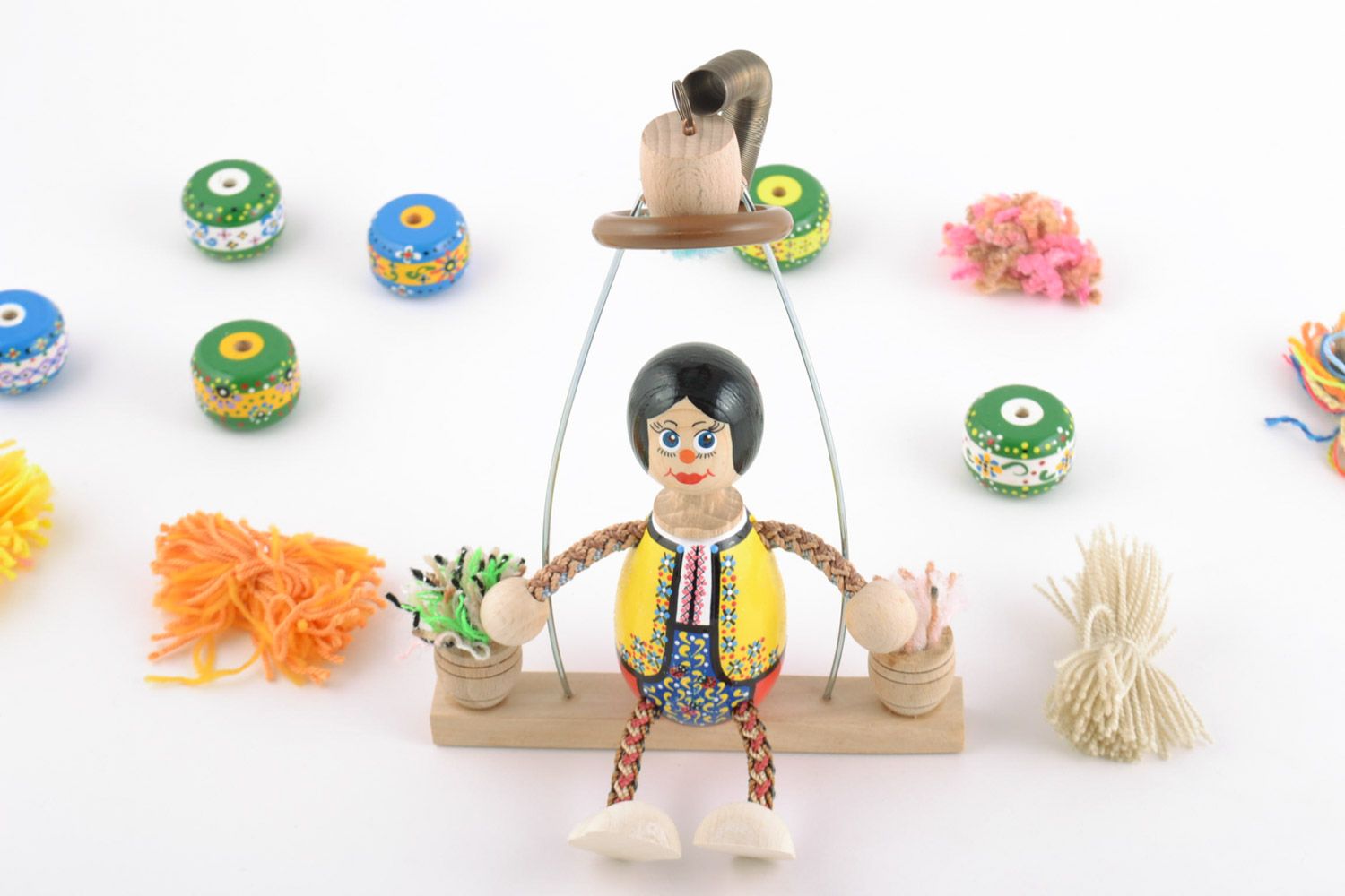 Juguete de madera muñeca artesanal chica en banco original para niños foto 1