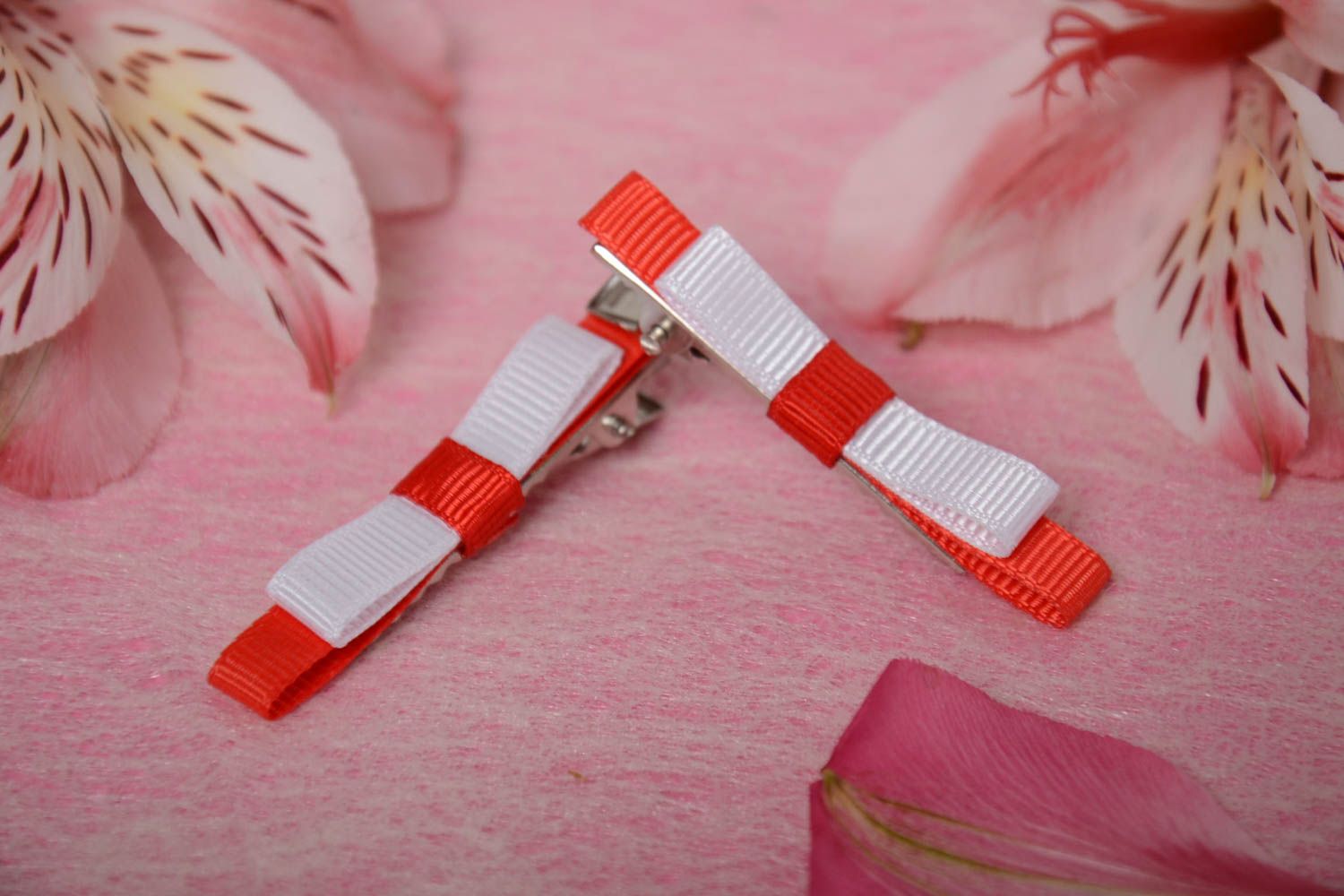 Beautiful tender nice red and white 2 hair clips set hand made of rep ribbons photo 1