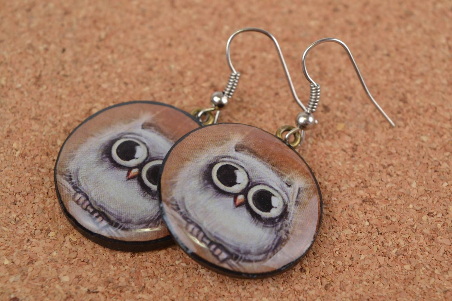 Boucles d'oreilles rondes pendantes pâte polymère image de hibou faites main photo 1