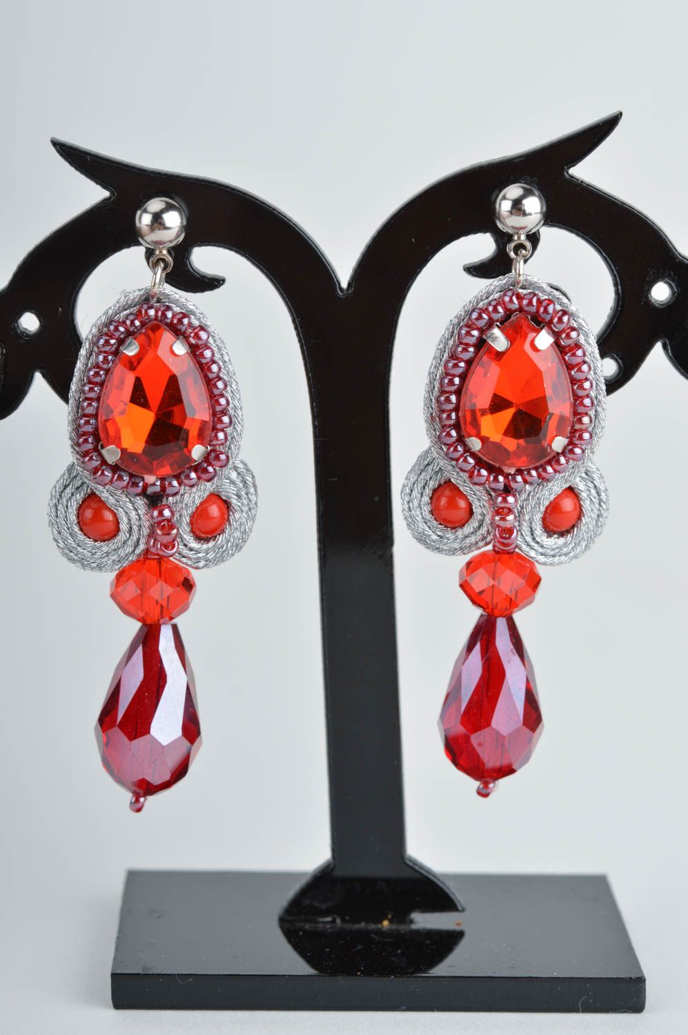 Boucles d'oreilles rouges pendantes soutache perles de rocaille faites main photo 3