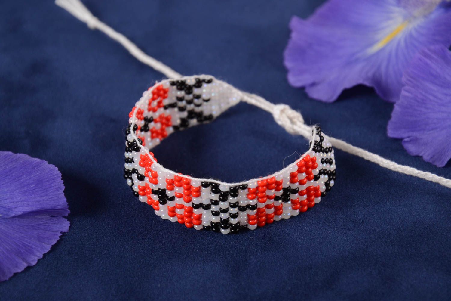 Bracelet en perles de rocaille blanc à motif fait main à nouer style ethnique photo 1
