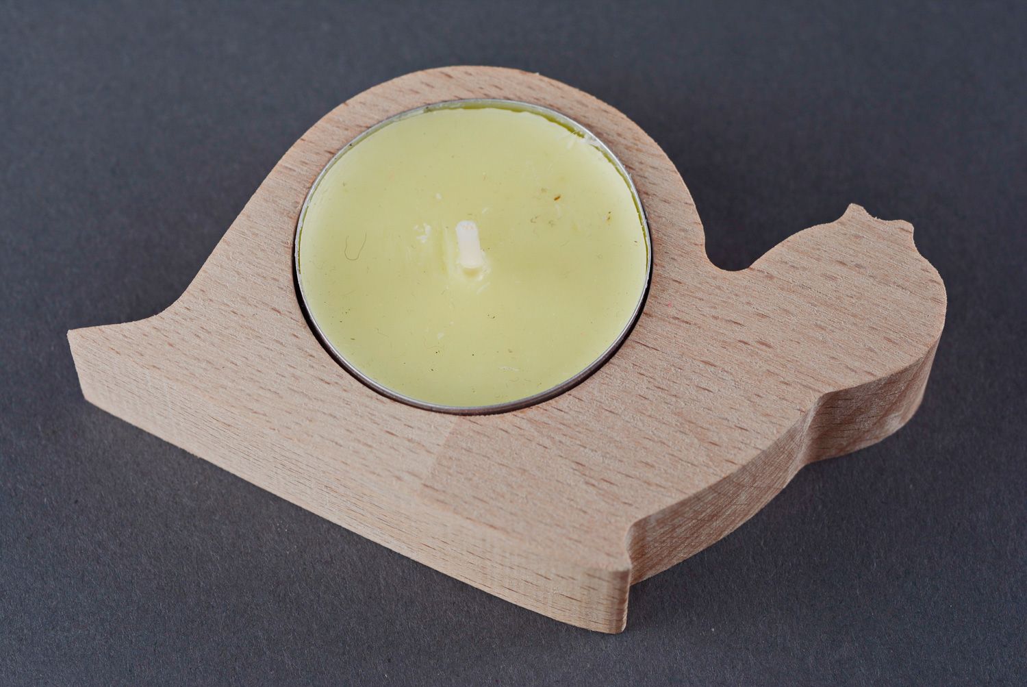 Candelero de madera para una vela caracol foto 2