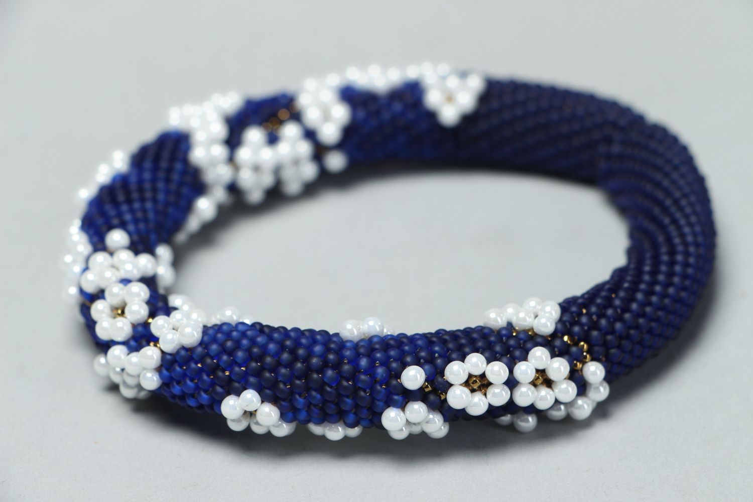 Объемный браслет из бисера синий с белыми цветами  фото 2