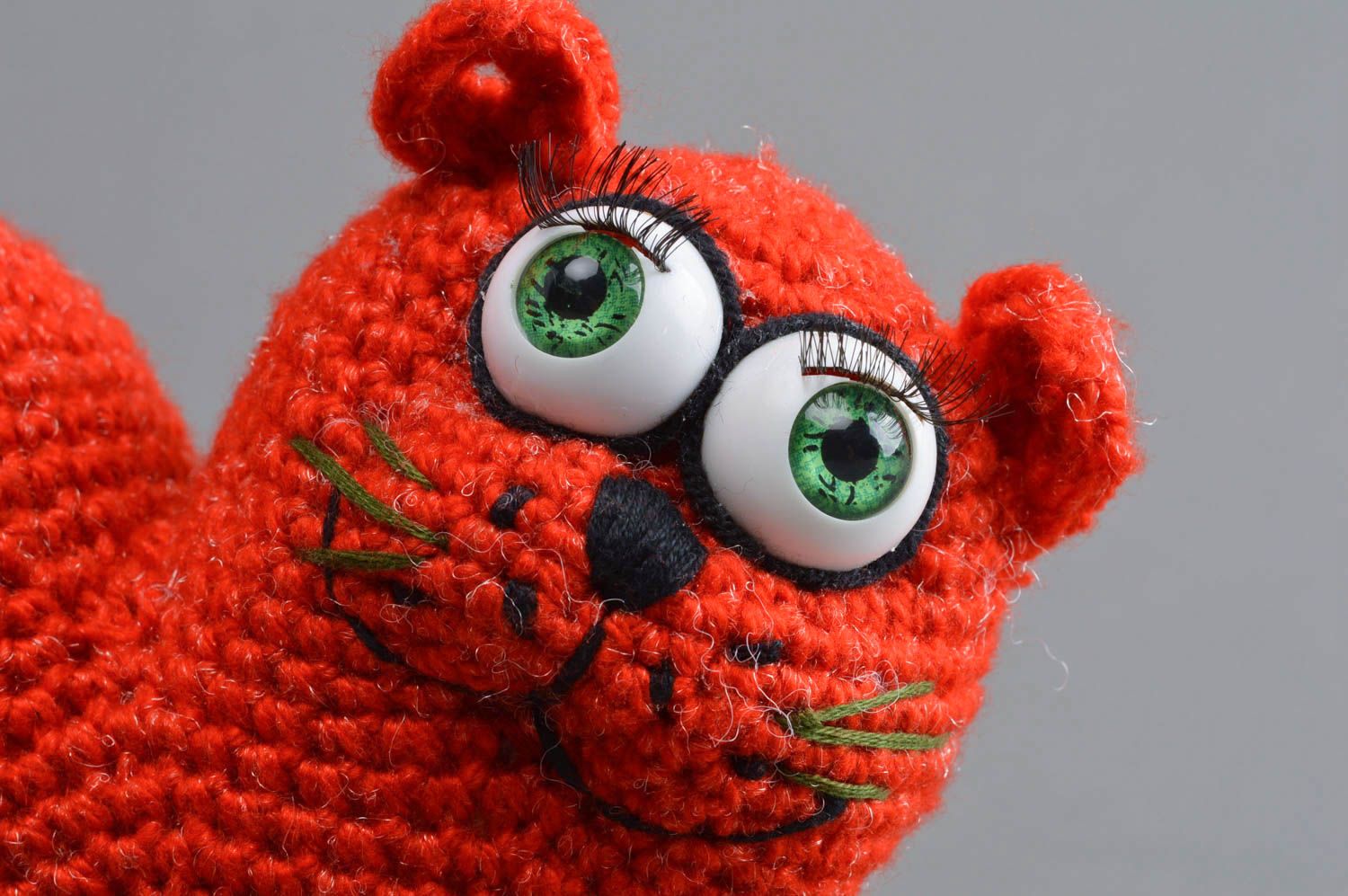 Jouet décoratif tricoté au crochet fait main Chat rouge en forme de coeur photo 2