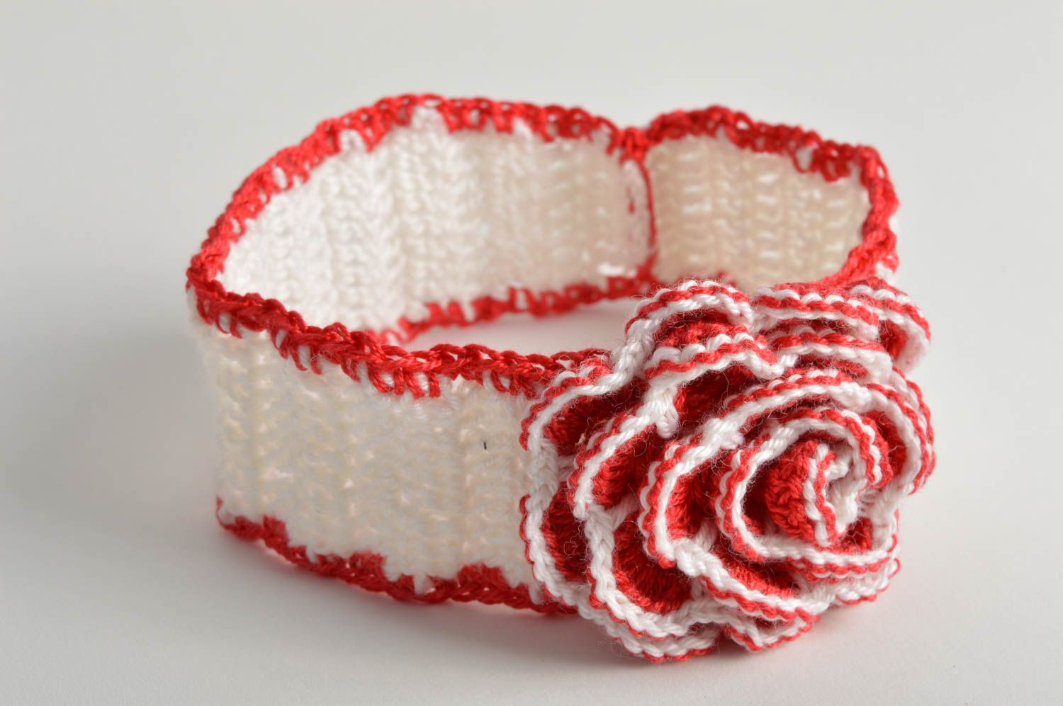 Banda de pelo infantil tejida a crochet artesanal con flor de color blanquirojo foto 5
