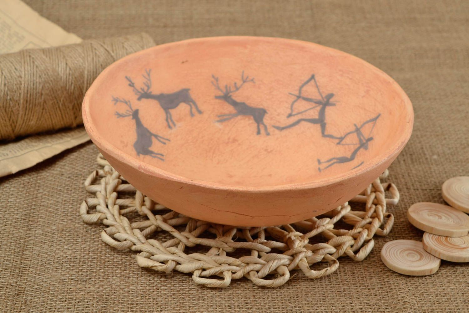Керамическая тарелка ручной работы глиняная посуда расписная тарелка Охота фото 1