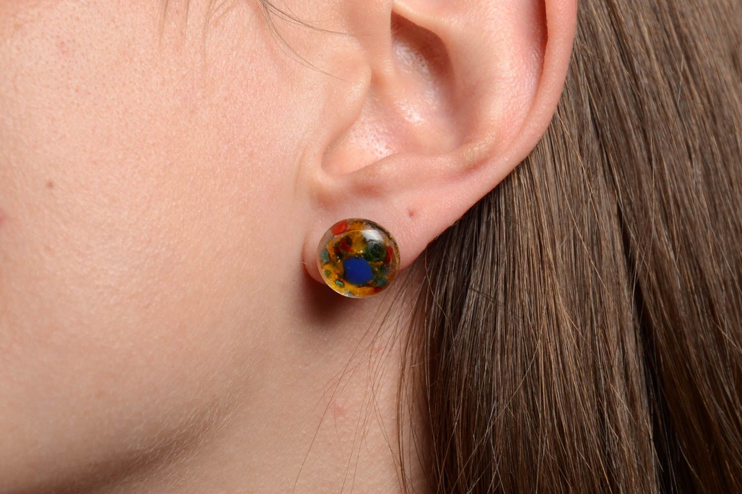 Petites boucles d'oreilles clous rondes en verre multicolore faites main photo 2