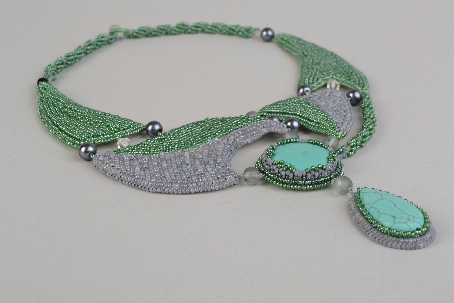 Traumhaftes handgemachtes grünes Collier aus echten Steinen und Glasperlen handmade für Frauen  foto 2