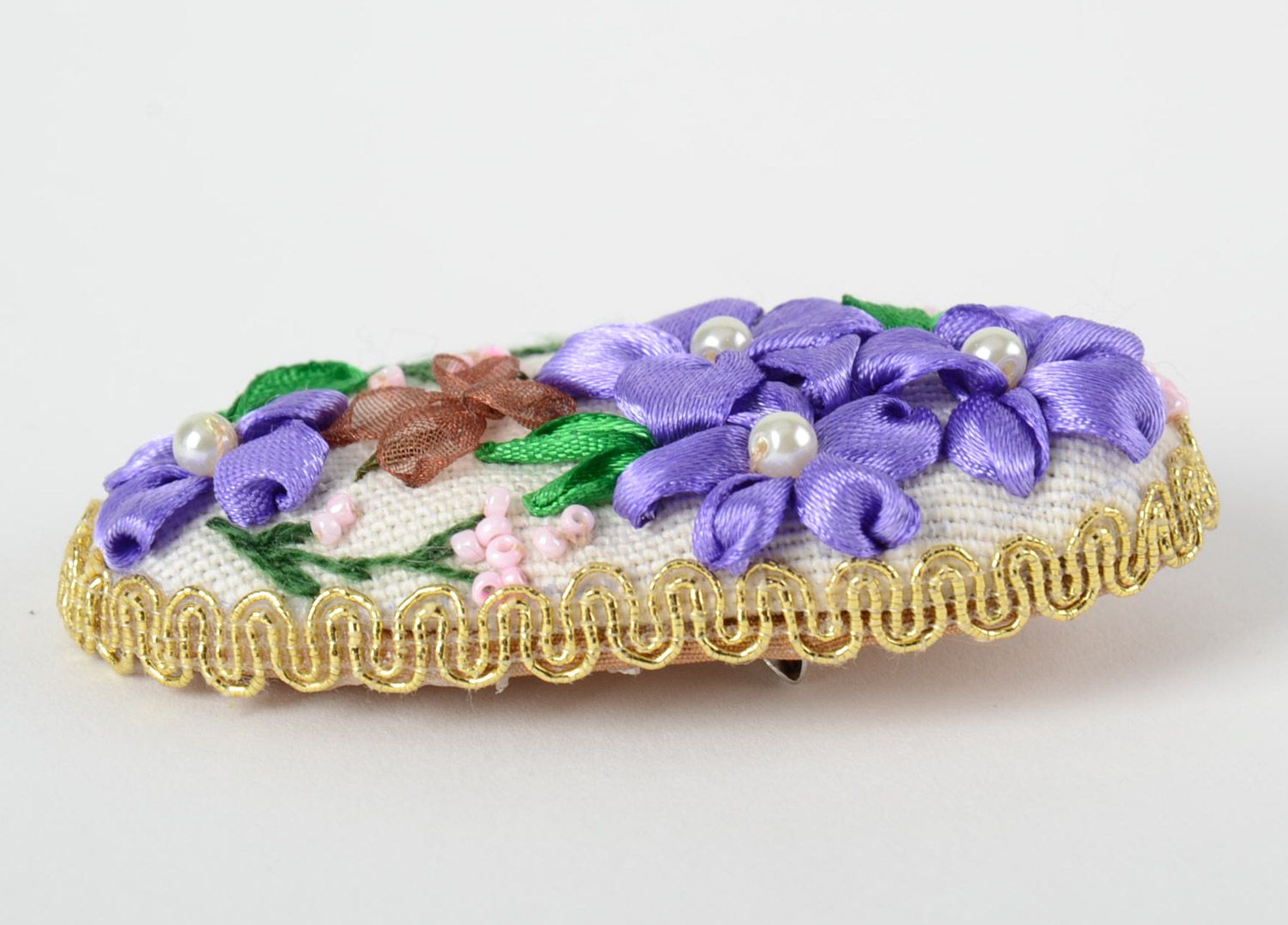 Petite broche en tissu ovale multicolore brodée au ruban avec fleurs faite main photo 3