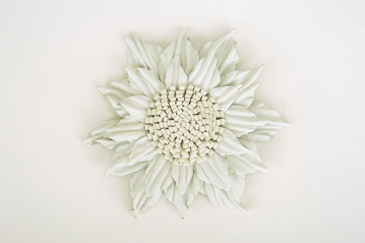 Белая брошь-цветок фото 2