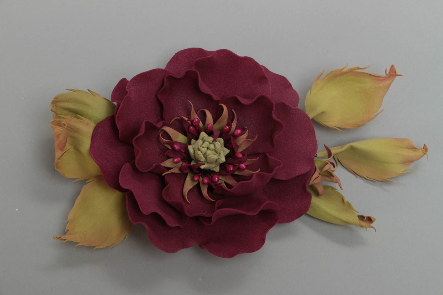 Broche artesanal bonito grande de foamiran con forma de flor foto 2