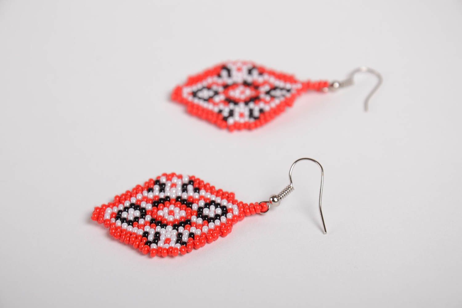 Boucles d'oreilles pendantes en perles de rocaille faites main rouges et noires photo 4