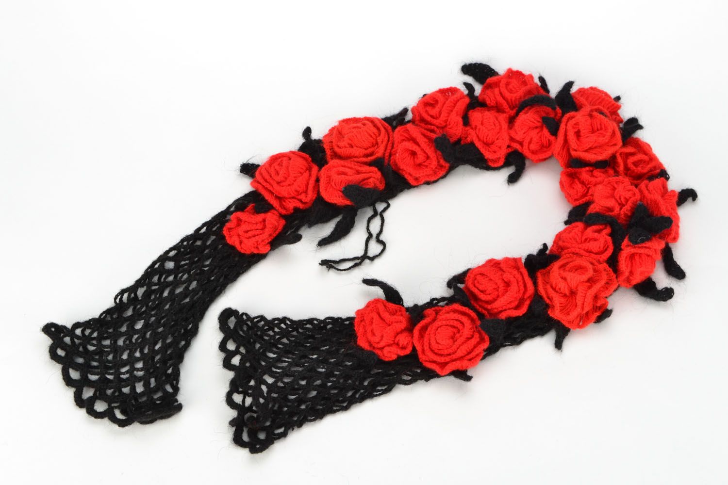 Crochet scarf with flowers photo 1