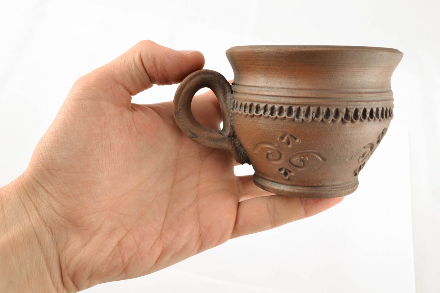 Taza de cerámica para té con ornamentos foto 1