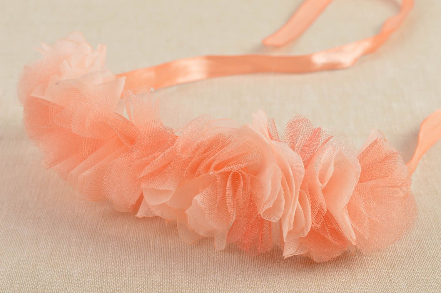 Розовая детская повязка для волос из фатина на ленте для девочки ручной работы фото 1