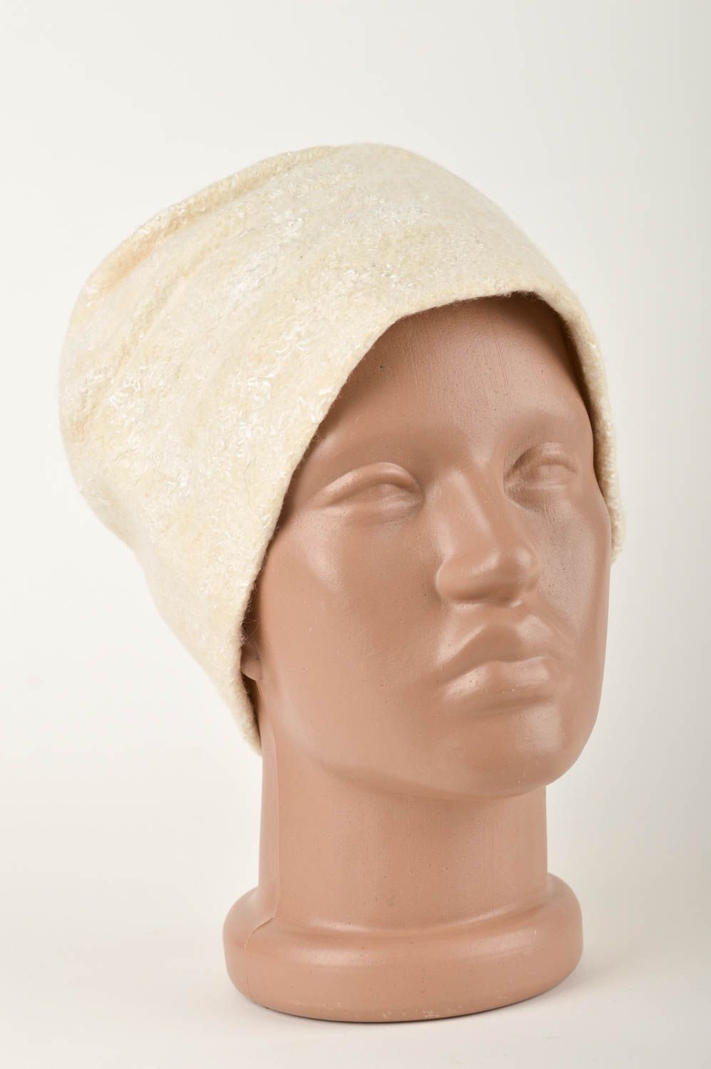 Головной убор ручной работы валяная шапка белая авторская шерстяная шапка фото 1