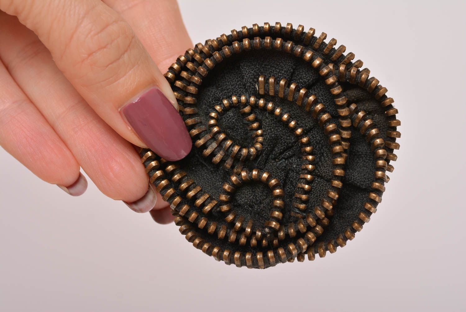 Broche en cuir design Bijou fait main fleur noire design Accessoire femme photo 3