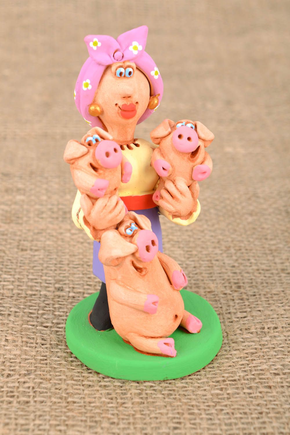 Figurine céramique 'Femme du cosaque avec des porcinets' photo 1