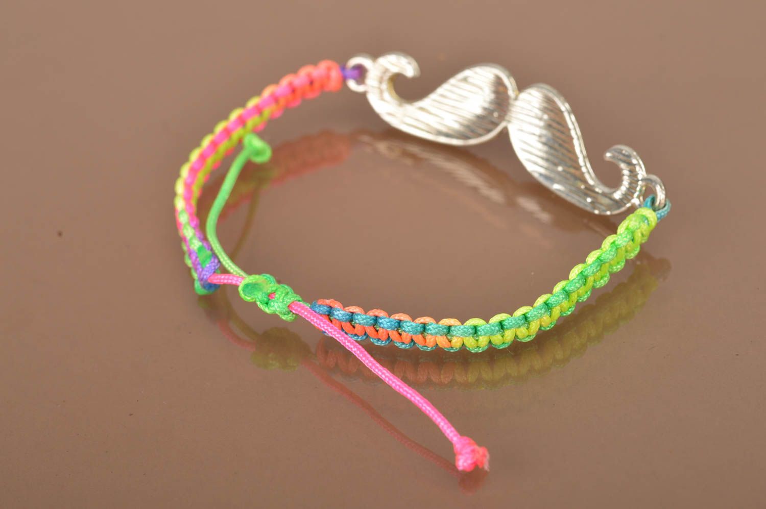 Bracelet moustache rose lacet multicolore ciré tressé fait main pour fillette photo 4