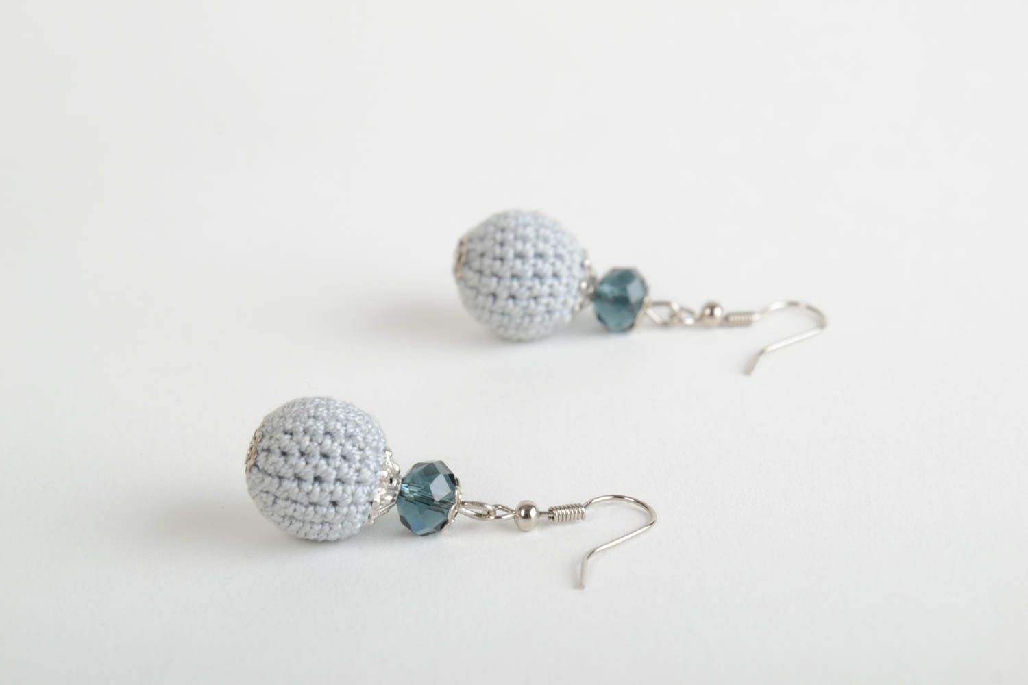 Boucles d'oreilles pendantes faites main avec perles tricotées couleur grise photo 3