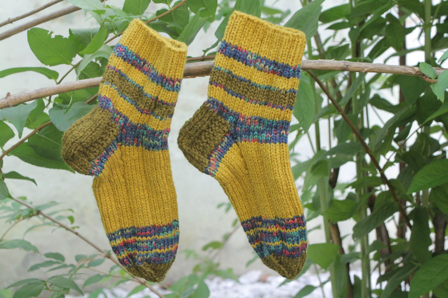 Meias mornas tricotadas de fios de lã e de mescla de lã cor mostarda para inverno foto 1