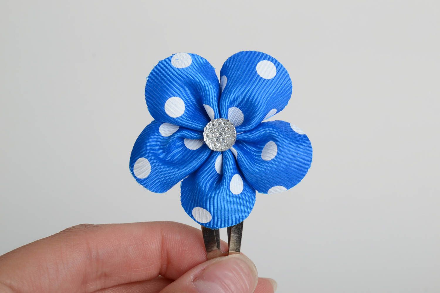 Заколка для волос из атласных лент ручной работы голубая в горошек цветок хенд мейд фото 5