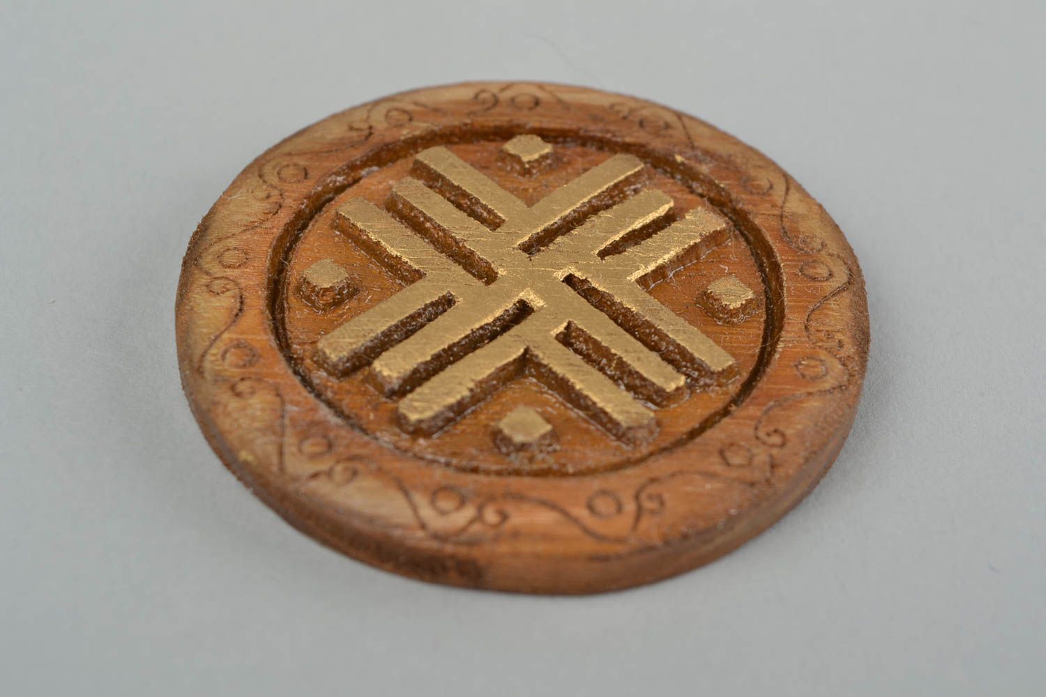 Slawisches rundes künstlerisches Amulett aus Holz Wanderer originelles Geschenk foto 4