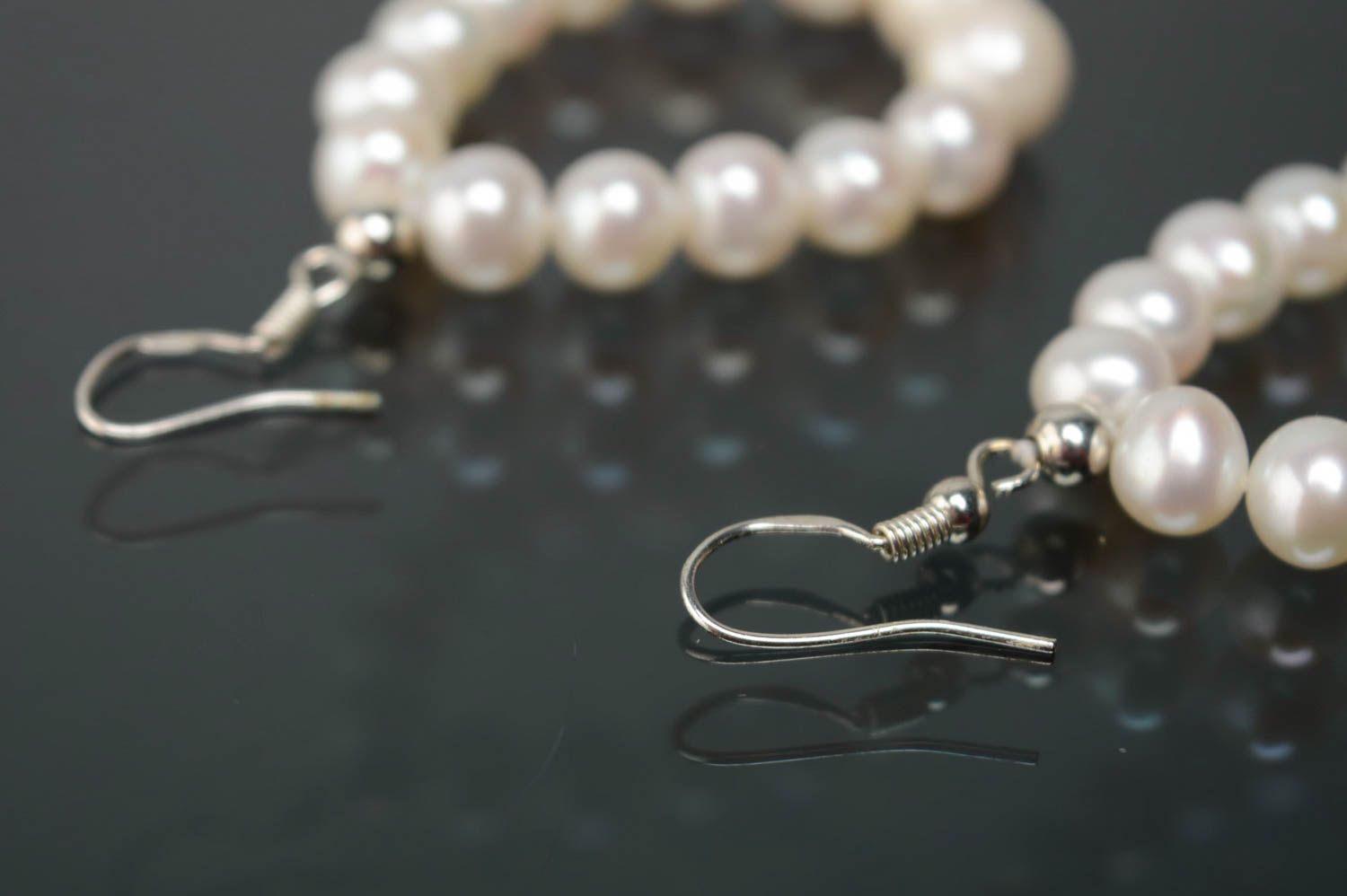 Silver earrings with pearls of white color photo 3