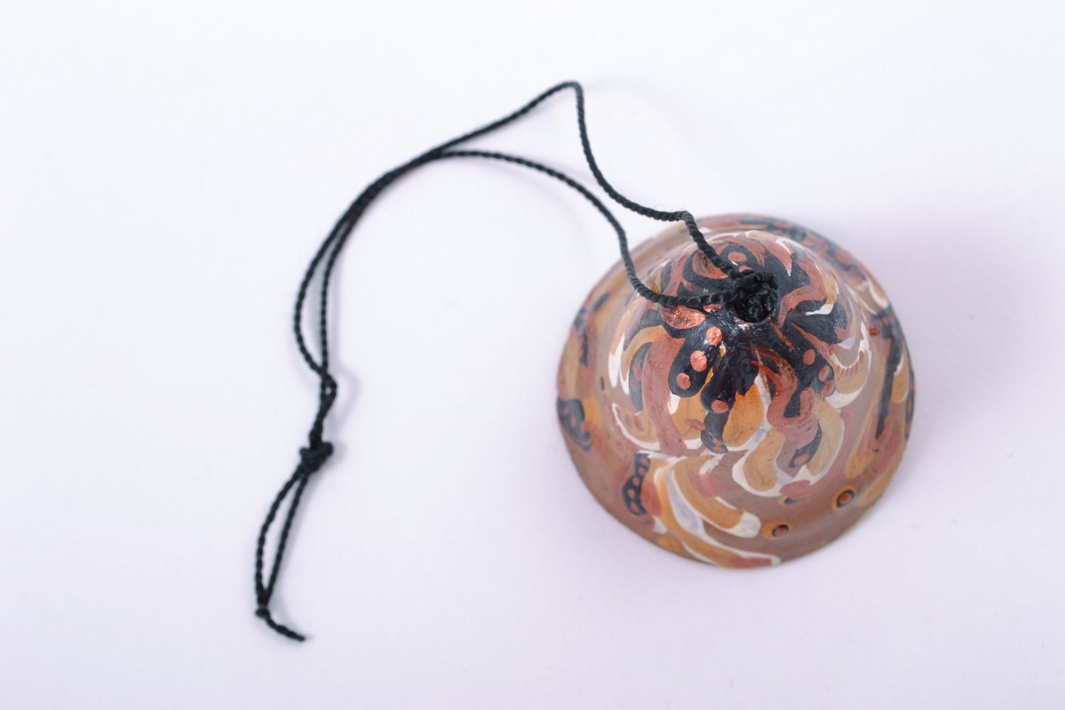Clochette colorée à suspendre en argile faite main peinte de couleurs acryliques photo 2