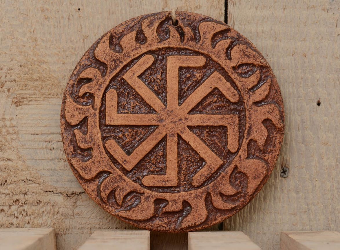 Prato decorativo de argila feito à mão para decoração da parede em estilo étnico Ladinets foto 1