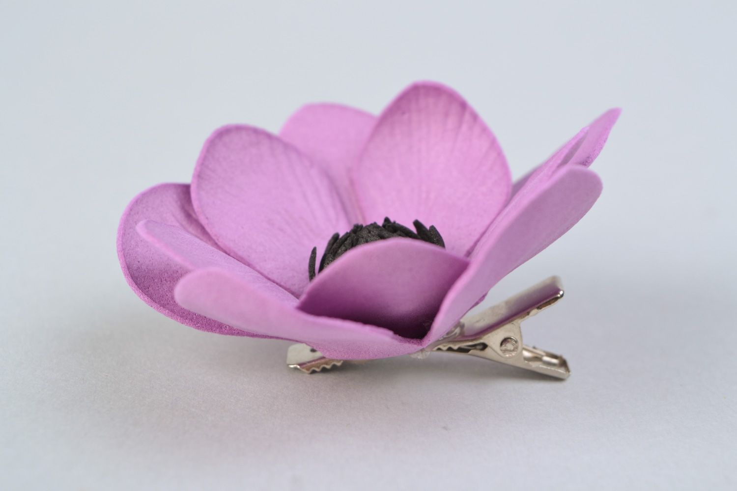 Pinza para el pelo con flor de goma EVA de color lila hecha a mano foto 4