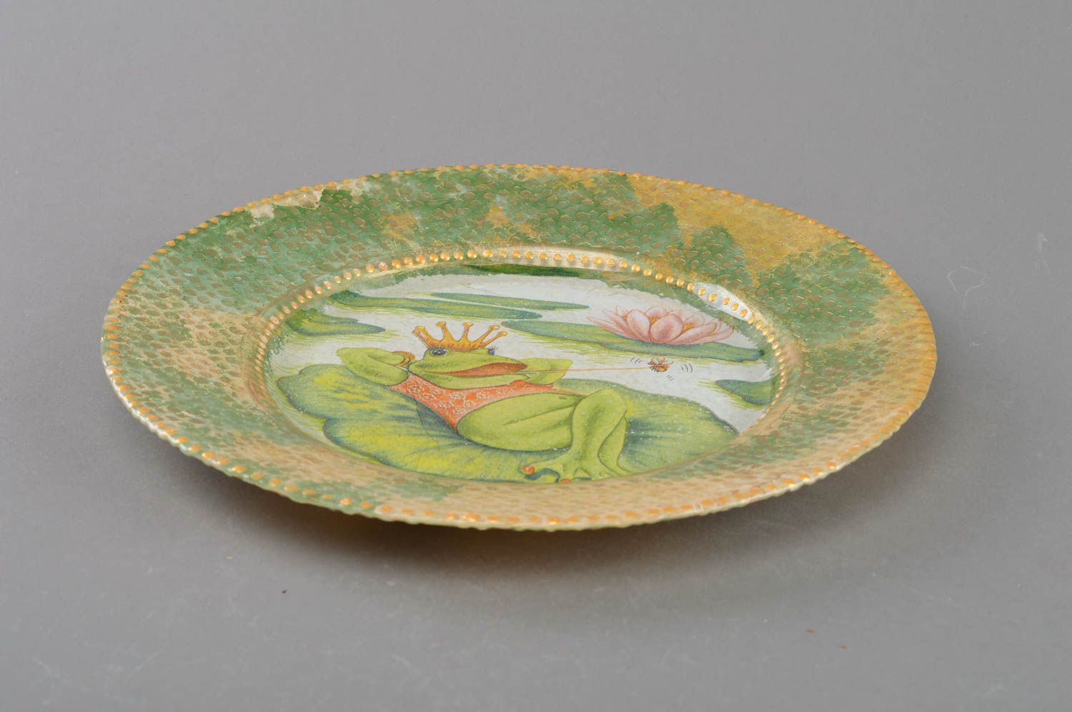 Стеклянная тарелка в технике декупаж ручной работы для декора Принцесса-лягушка фото 2