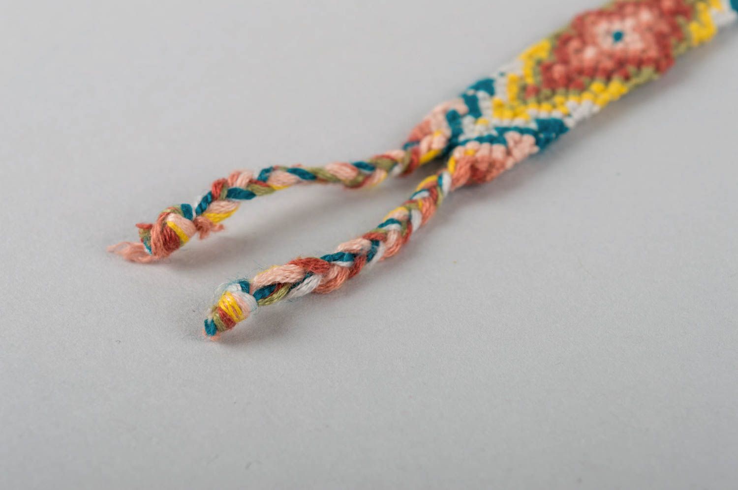 Оригинальный браслет из ниток мулине ручной работы плетеный нарядный красивый фото 5
