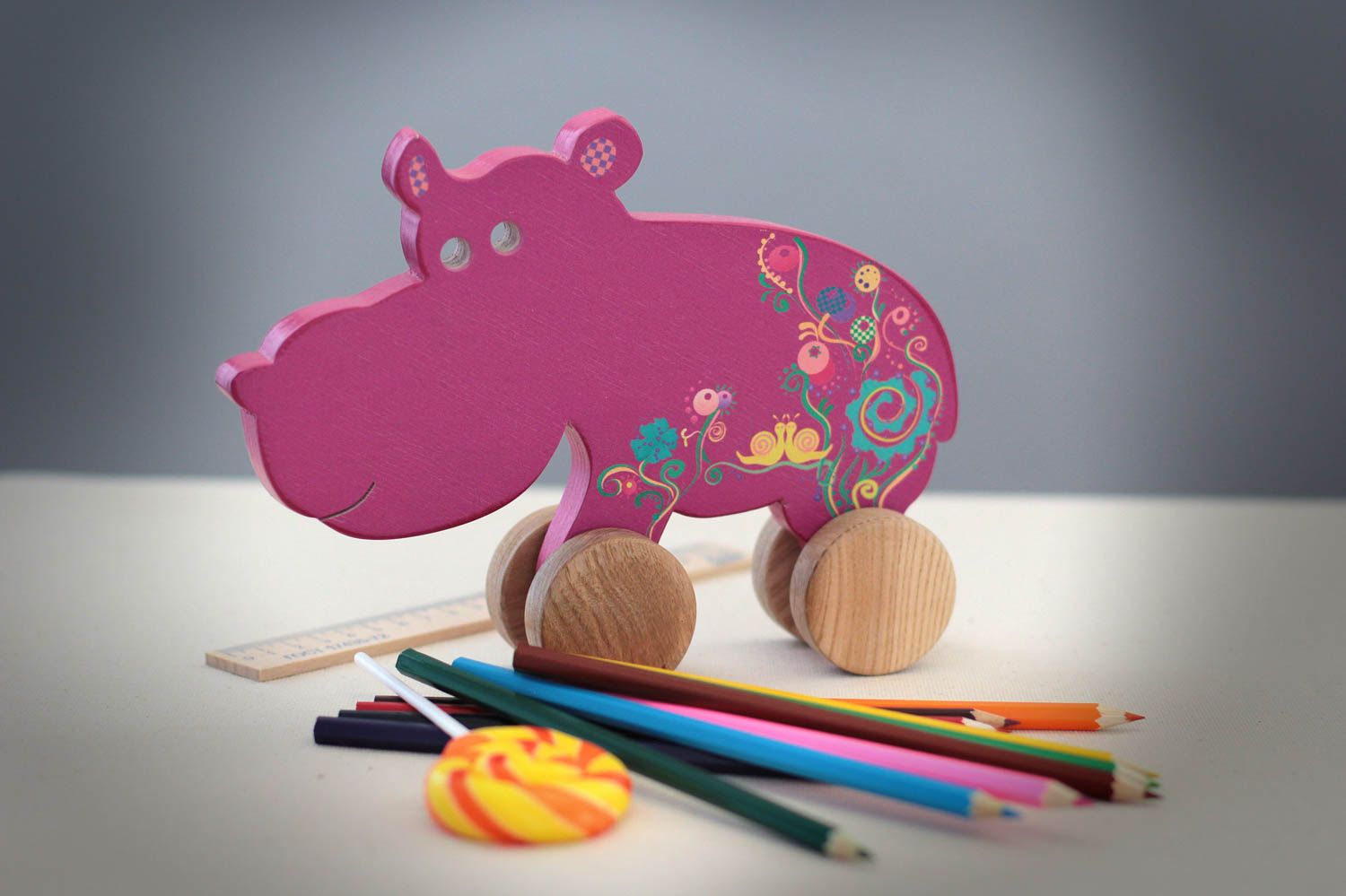 Juguete hecho a mano hipopótamo rosado juguete de madera juguetes con ruedas foto 1