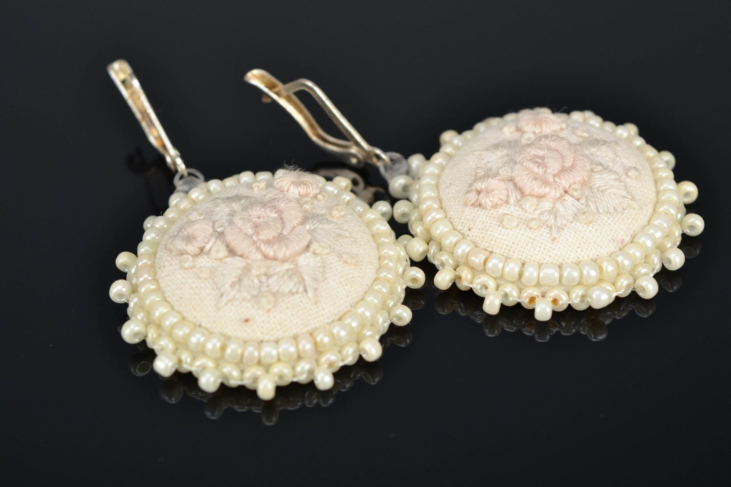 Round satin stitch embroidered earrings White Roses photo 1