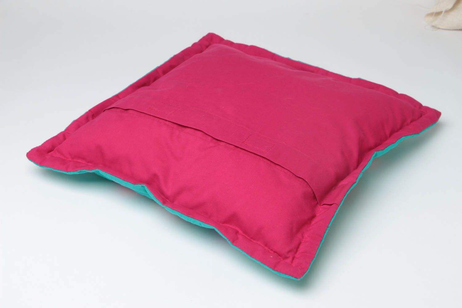 Лазурная диванная подушка в технике лоскутного шитья из хлопка ручной работы фото 4