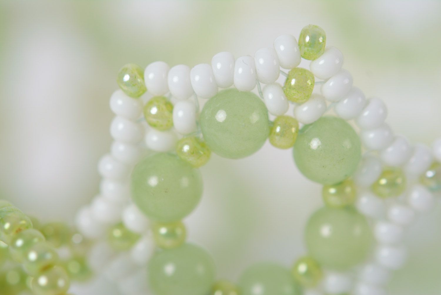 Weißes und hellgrünes breites handgemachtes Armband aus Glasperlen für Damen foto 3