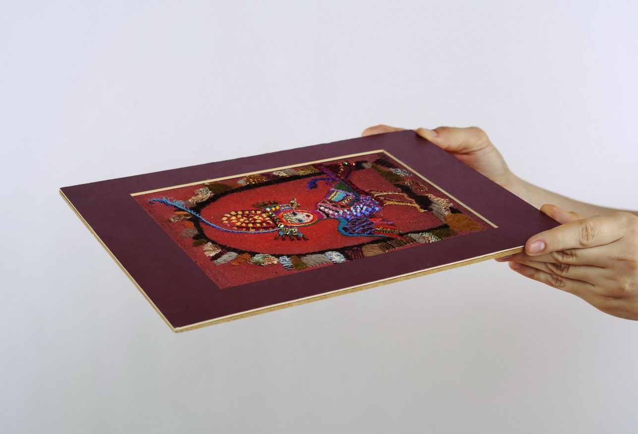 Panel de textil con bordado foto 5